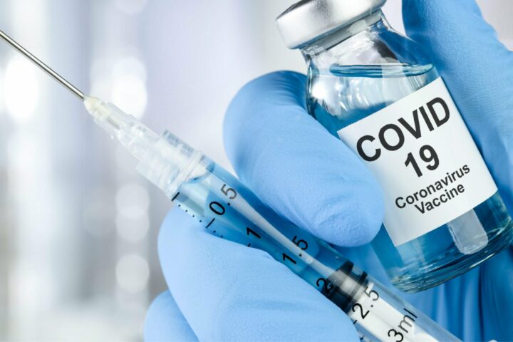 Coronavirus, Over 18 al via la prenotazione per la terza dose