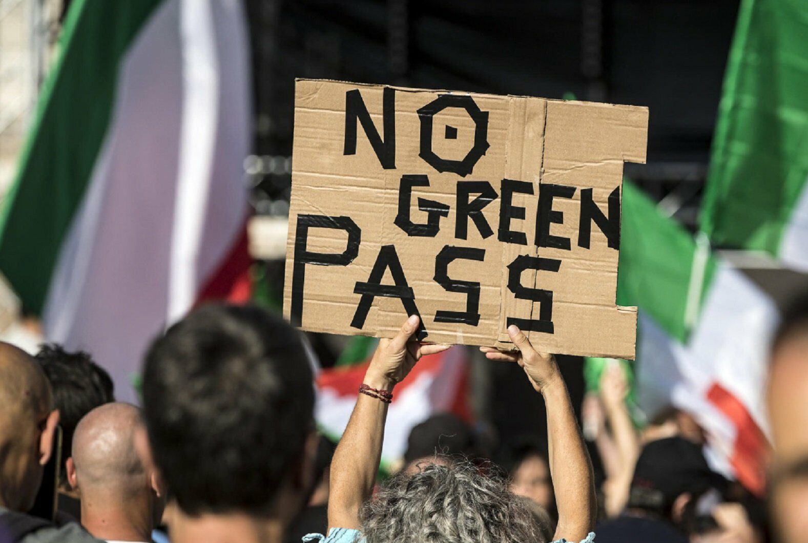 Milano – No Green Pass aggredisce giornalista in piazza: per lui obbligo di dimora
