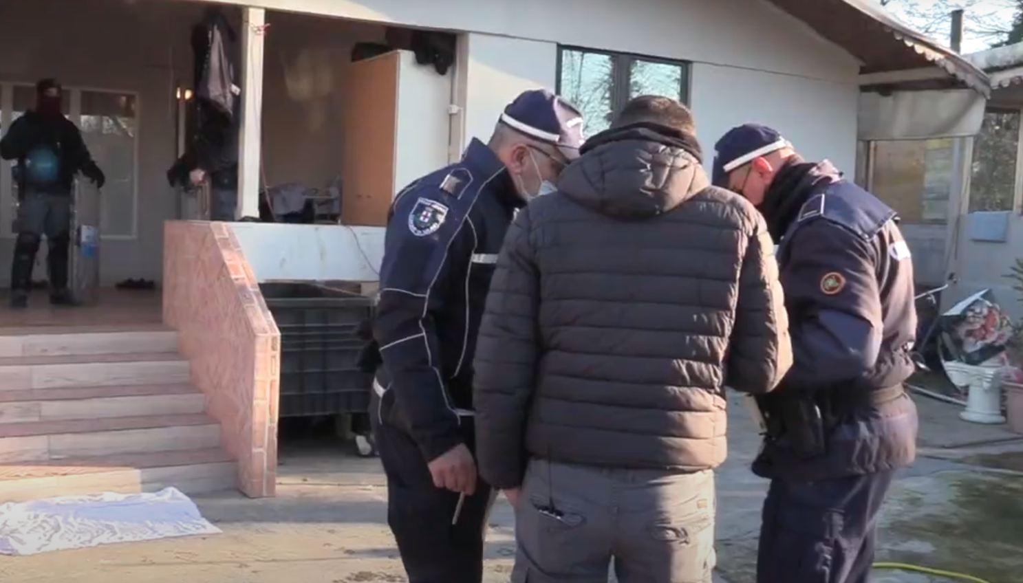 Blitz nel campo nomadi di via Viano Valle: stop al traffico illecito di rifiuti