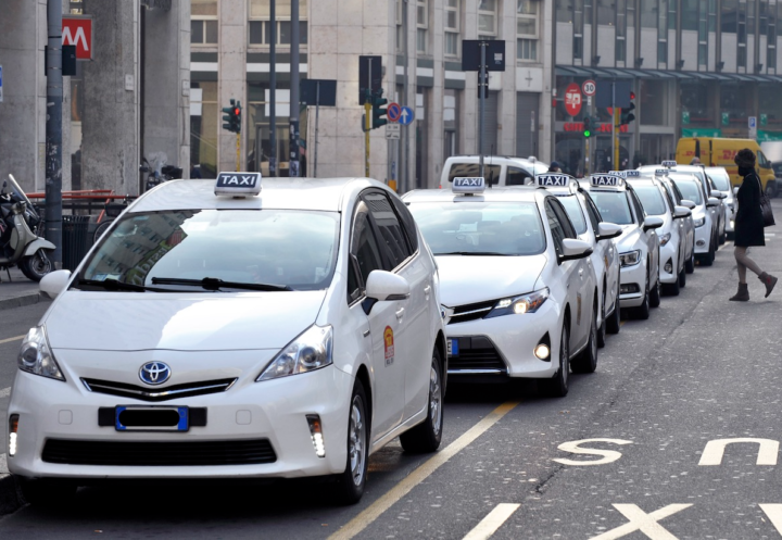 Milano – Buono taxi: si allarga la platea dei beneficiari e aumenta il rimborso sulla spesa della corsa: tutte le Info