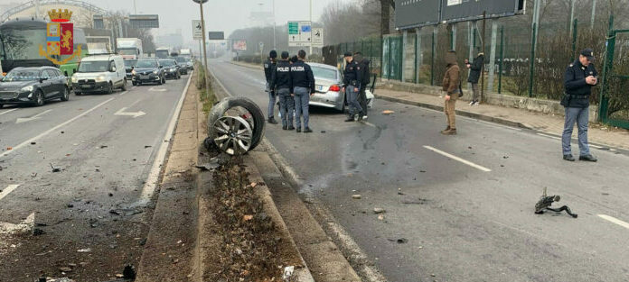 Milano – Scappano all’alt della Polizia e sfasciano l’auto: arrestati 3 uomini