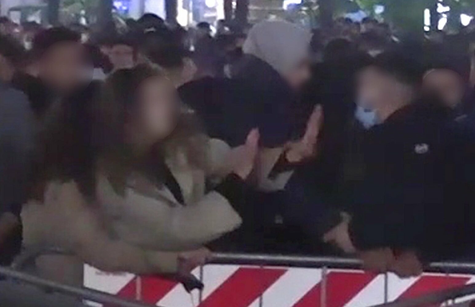 Milano – Svolta sulle aggressioni sessuali in piazza Duomo: individuati 18 responsabili, alcuni minorenni