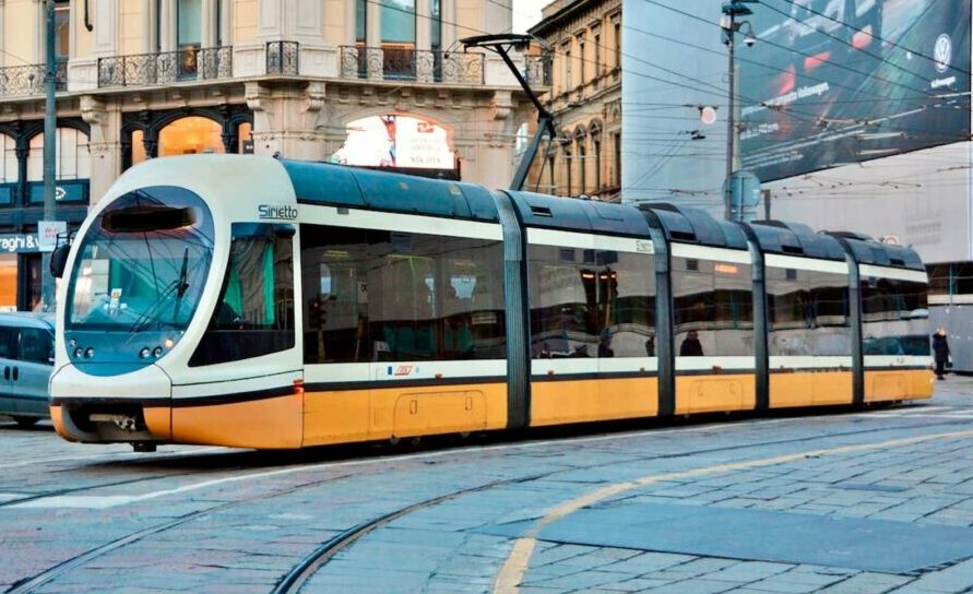 Milano – In 15 pestano due persone alla fermata dell’autobus