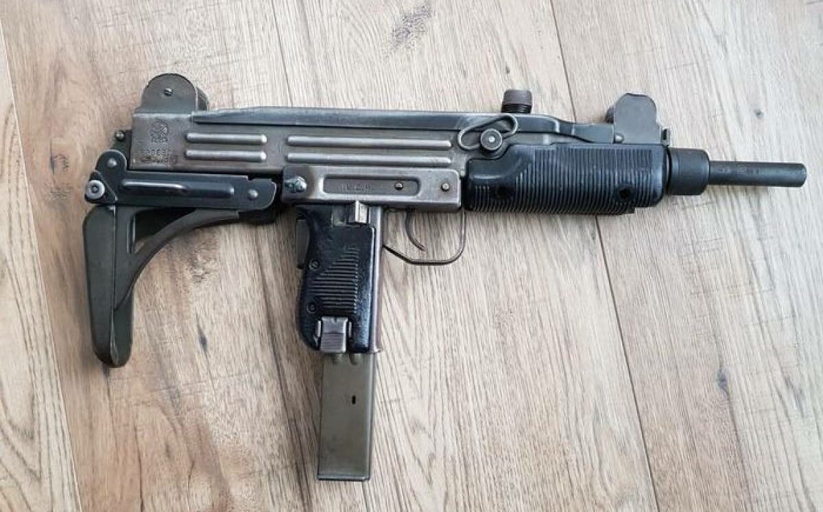 Milano – Inseguimento e spari in strada, un mitra vola dal finestrino e resta sull’asfalto