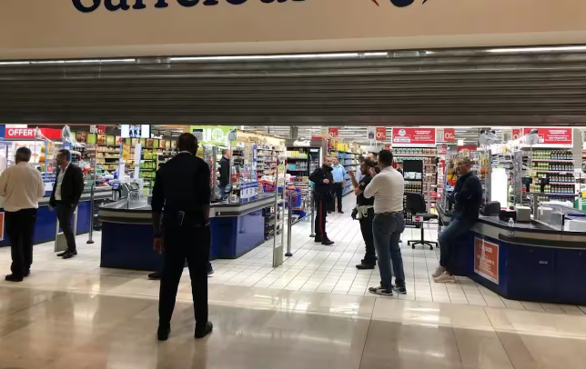 Tragedia al Milano Fiori di Assago: ieri accoltellate 5 persone, un morto