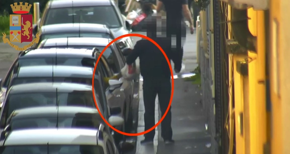 Milano – Riempivano di eroina e cocaina i boschi di Milano: maxi operazione della Polizia, 17 arresti