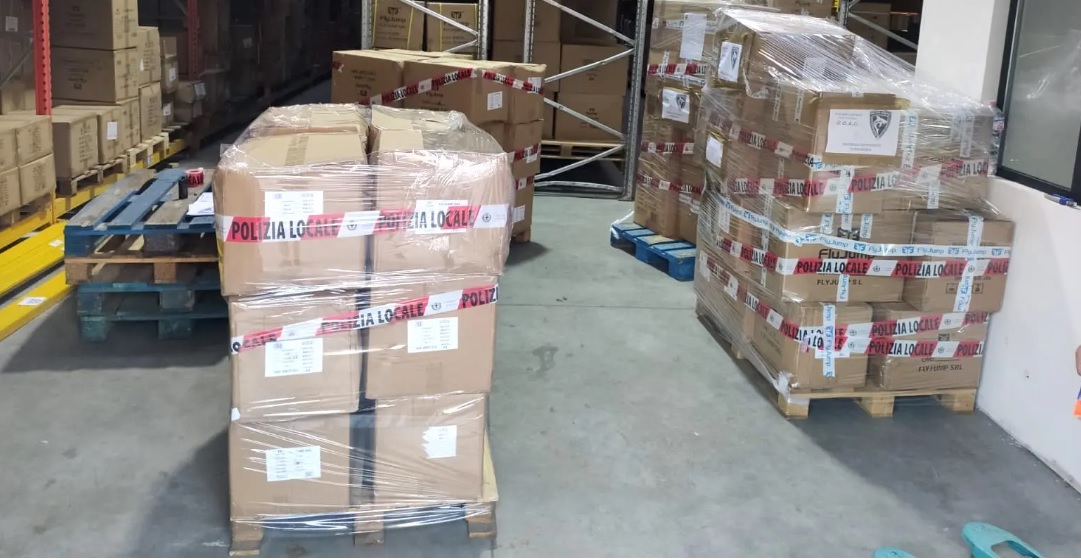 A Milano un maxi sequestro di cuffiette contraffate, oltre 20mila – L’intervento della Polizia locale