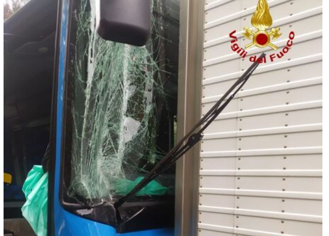 Milano –  Bus di linea sbatte contro camion: 10 feriti, conducente incastrato nel mezzo
