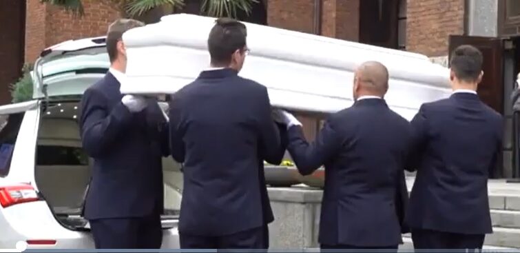 Milano dà l’ultimo saluto a Luca, il ragazzino travolto da un tram – I genitori: Se gli volete bene, piantate degli alberi”