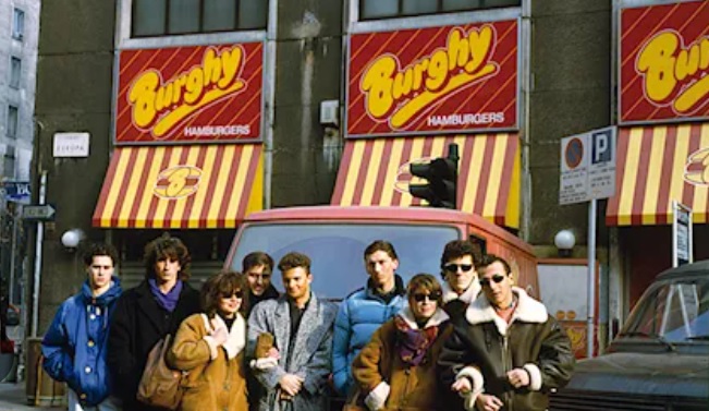 Milano – Dopo 40 anni chiude lo storico fast food di piazza San Babila, il simbolo dei ‘paninari’. “Affitti troppo cari”