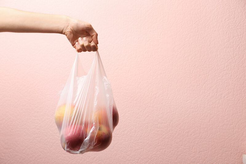 Scoperto enorme difetto nella plastica compostabile: il 60% non si decompone e inquina ancora di più. Il caso