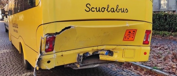 Milano – Incidente furgone-scuolabus. 4 ragazzini all’ospedale