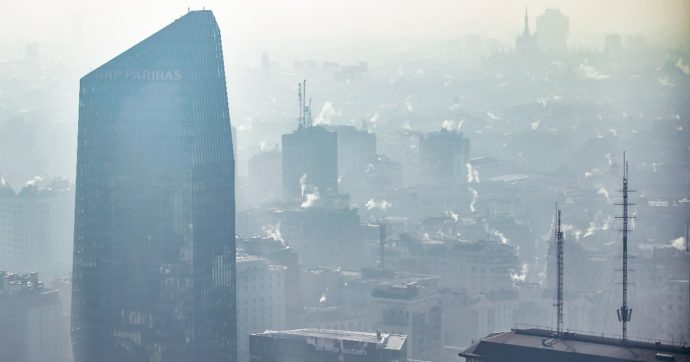 A Milano lo smog è alle stelle: da oggi scattano i divieti al traffico – Ecco chi non può circolare (anche nell’hinterland)