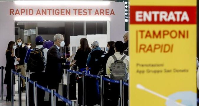 Milano – Emergenza voli dalla Cina: “Un cinese su due che sbarca a Milano è positivo al Covid”. I dati