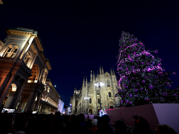 Milano – la musica accende l’albero di 25 metri di piazza Duomo: è iniziato il Natale milanese