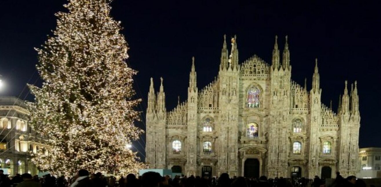 Milano – Il Natale si accende con l’albero di 25 metri in piazza Duomo. Oggi l’accensione