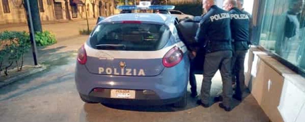 Follia a Milano – Maghrebino sfascia finestrino di un autobus, poi si scaglia contro l’autista e lo manda all’ospedale. Arrestato