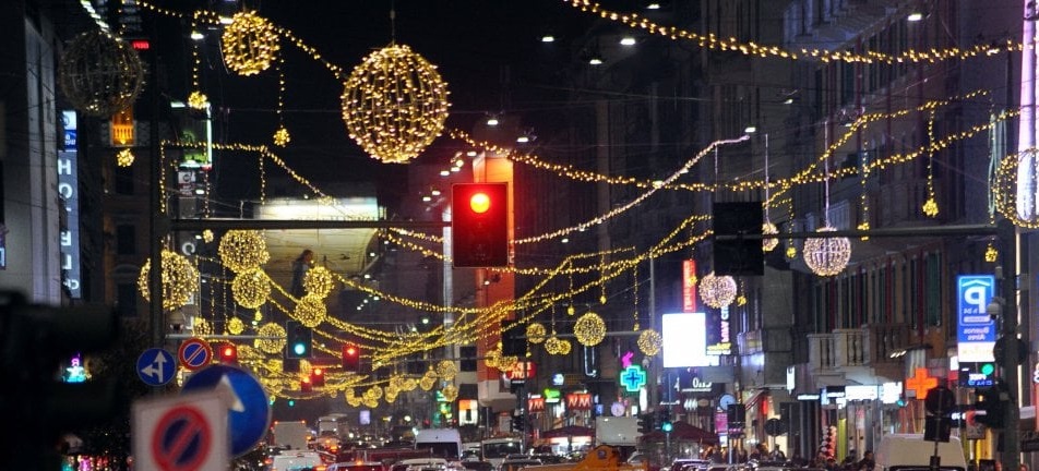 Natale a Milano – Accese le prime luci ‘sostenibili’ di corso Buenos Aires: ecco il progetto innovativo, con pannelli solari