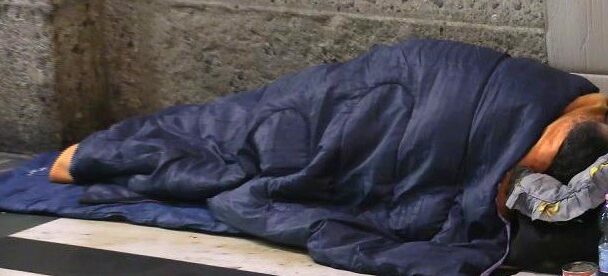 Dramma a Milano – Clochard trovato morto sotto un ponte, deceduto per il freddo