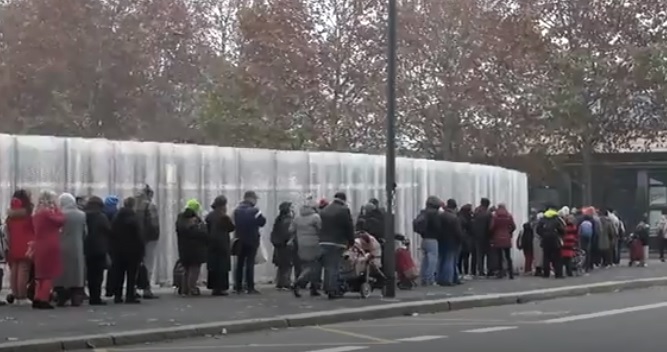 Povertà a Milano – Coda chilometrica per la consegna del pasto di Natale “Situazione critica”