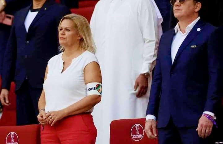 Mondiali – La Ministra dell’Interno tedesca Faeser sugli spalti con la fascia arcobaleno, contro la Fifa e i funzionari qatarioti