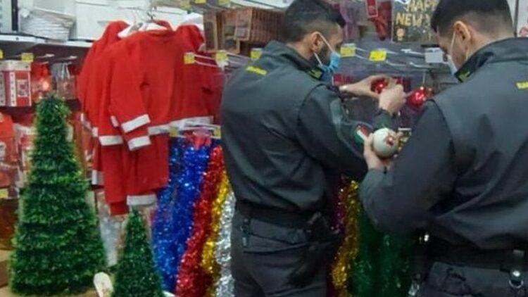Milano – Sequestrato un milione di addobbi natalizi fuori legge e mille statue del presepe. 15 commercianti denunciati