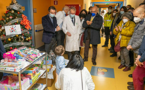 Milano – Grande successo per il ‘Giocattolo sospeso’: 1500 regali per i bimbi ricoverati