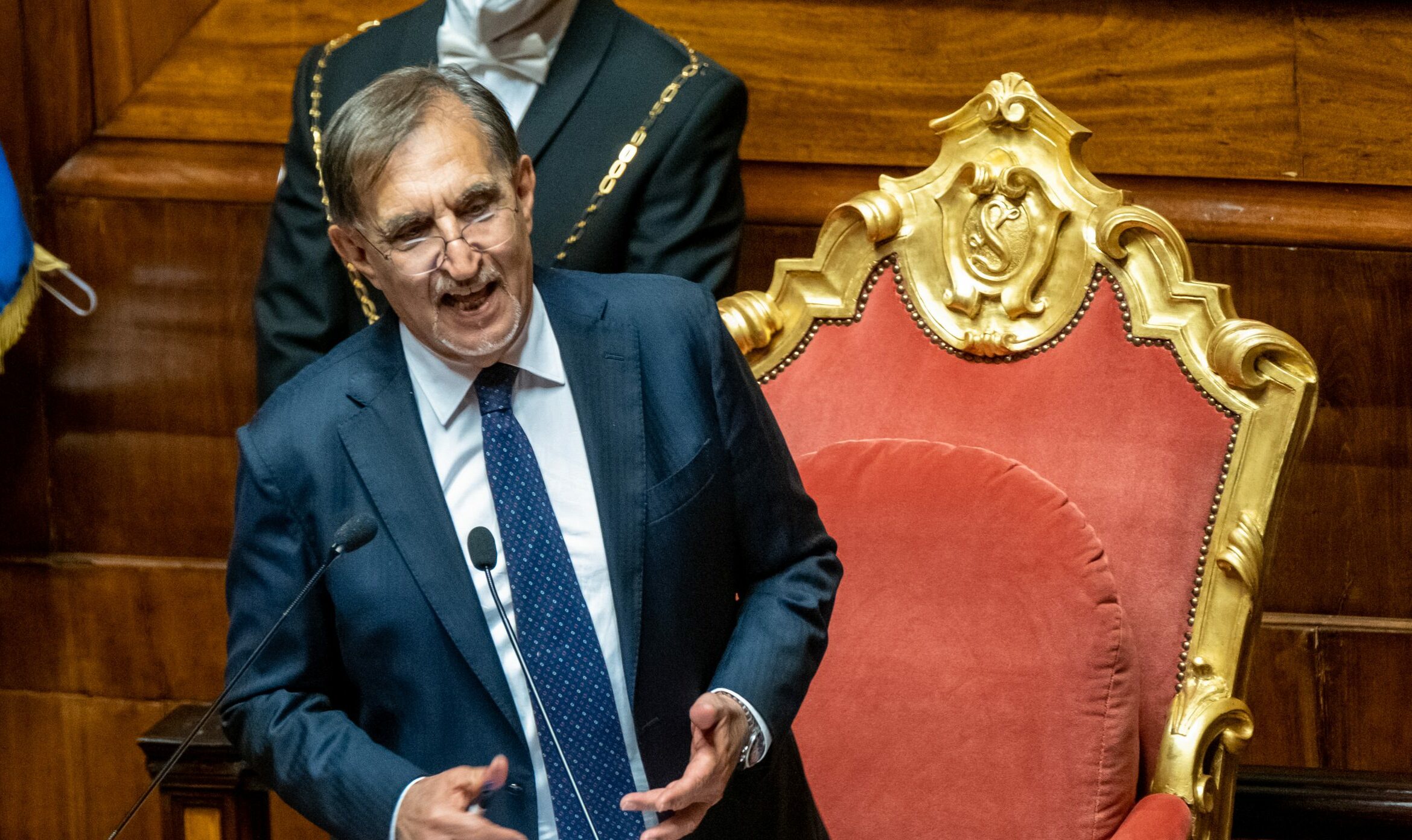 A Milano La Russa annuncia: al via una mini-naja da 40 giorni “Incentivi per chi aderisce”