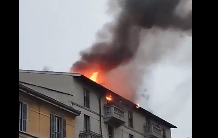 Milano – A fuoco tetto di un palazzo, tutti i residenti evacuati