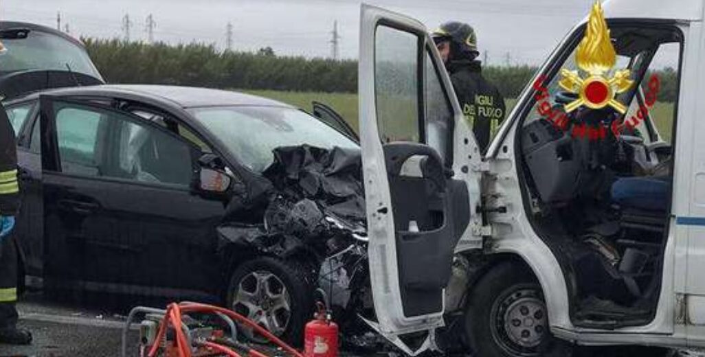 Milano – Tremendo frontale fra auto e camper: muore a 28 anni