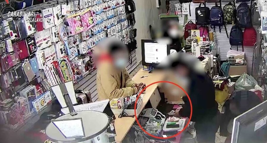 Milano – Internet Point riciclava reddito di cittadinanza. Truffa da 1 milione di euro, 200 denunce