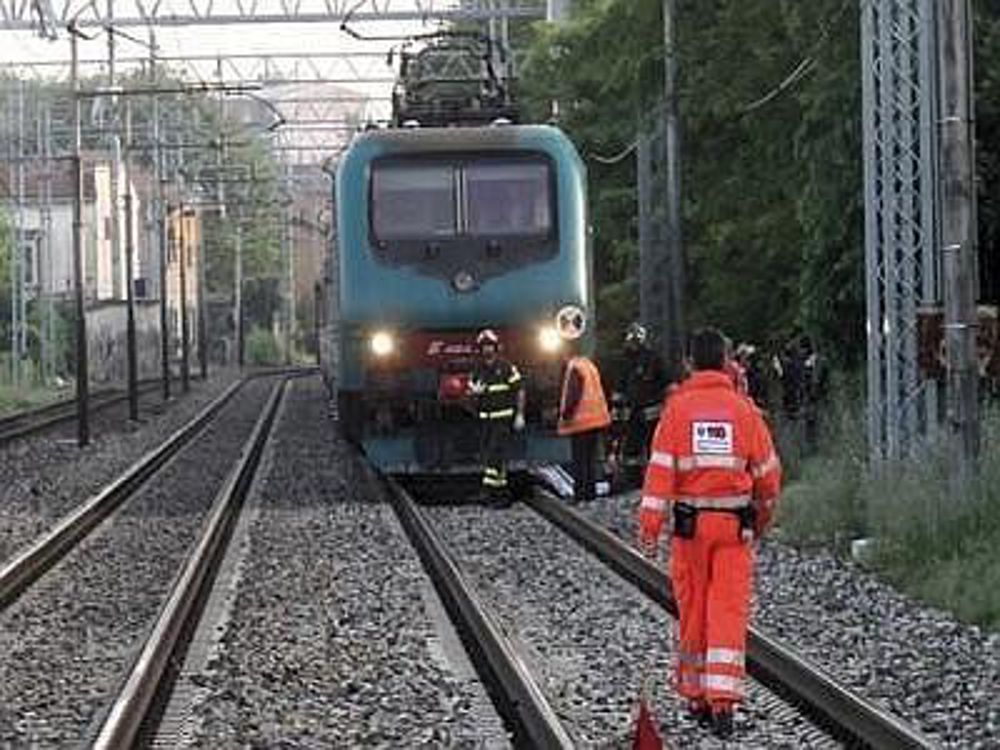 Dramma nel Milanese – A 20 anni finisce sotto un treno, morto