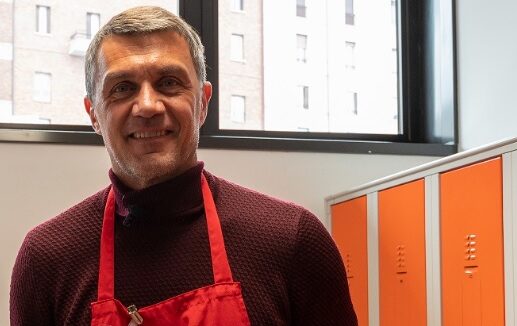 Milano – Il bel gesto di Paolo Maldini: serve i pasti da volontario alla mensa dei poveri. “Un momento toccante”
