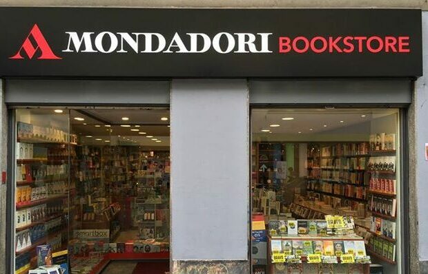 Milano – Il bel gesto di Mondadori per Natale: “Mille euro netti ai dipendenti milanesi, contro il caro vita”
