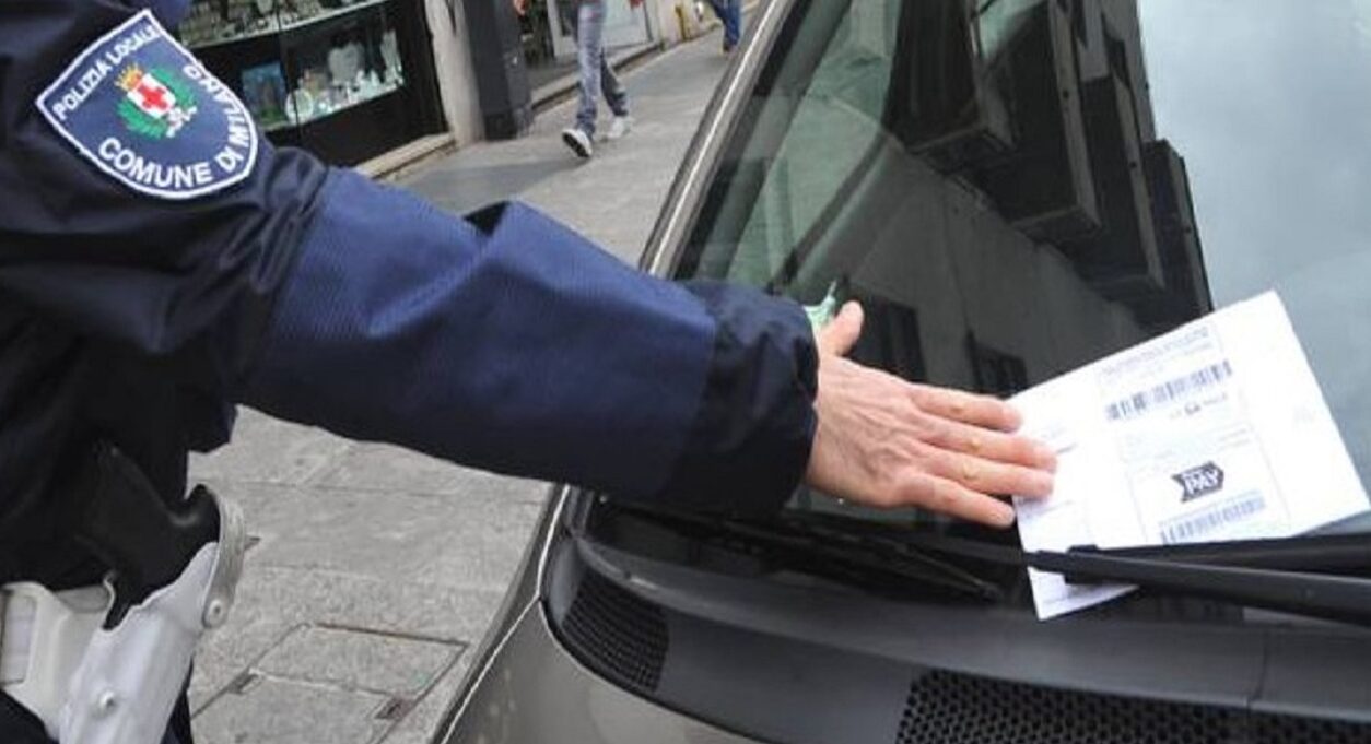 Milano – Via Strozzi troppo pericolosa, parcheggi anche a centro strada. La protesta