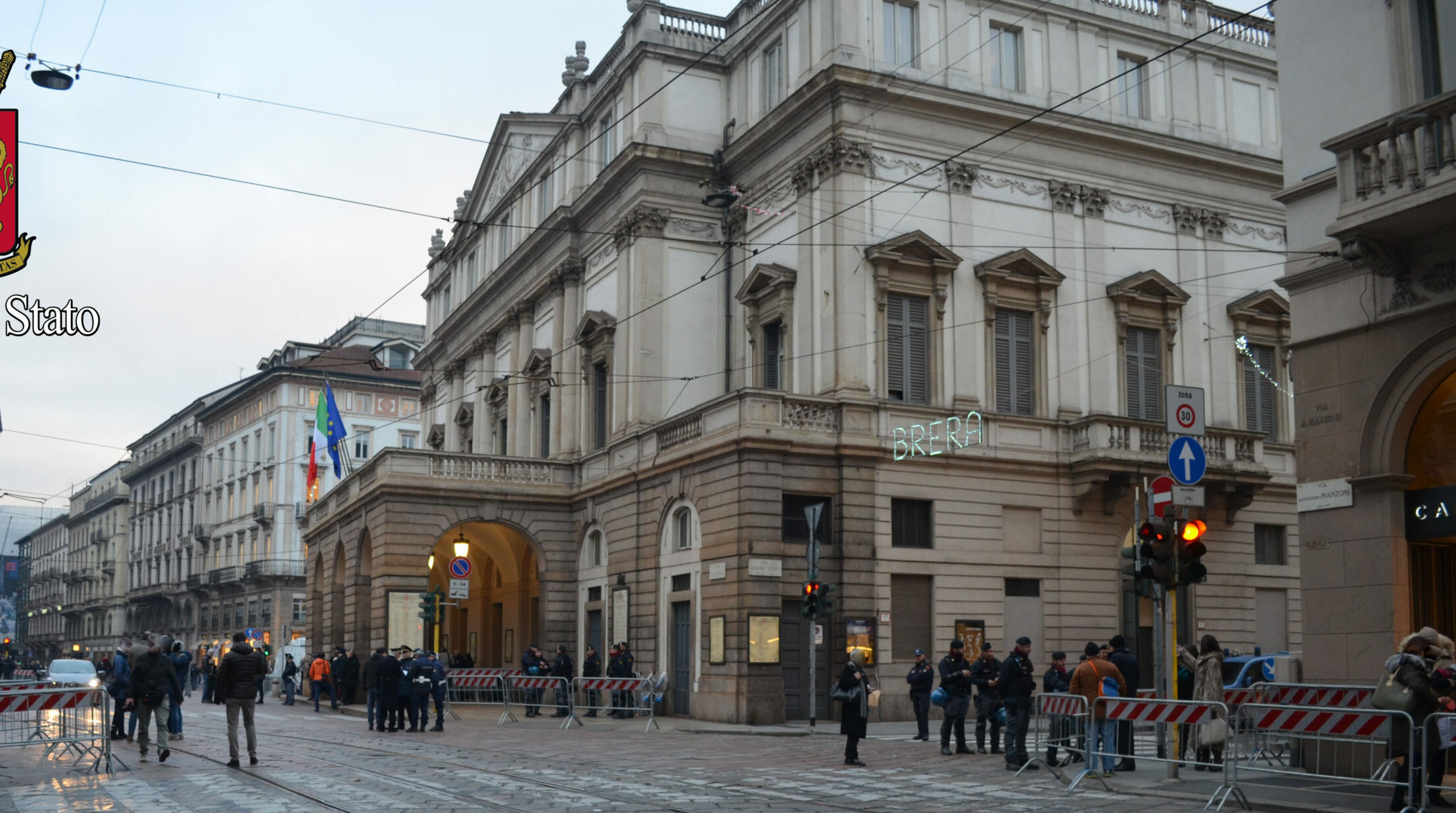 Milano – Stasera la Prima alla Scala: manifestanti lanciano vernice contro l’ingresso
