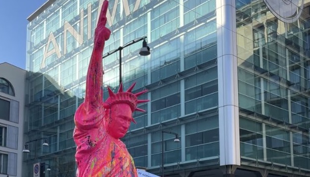 A Milano spunta “Statua della ‘non’ Libertà” col volto di Putin. Ha una pistola al posto della fiaccola