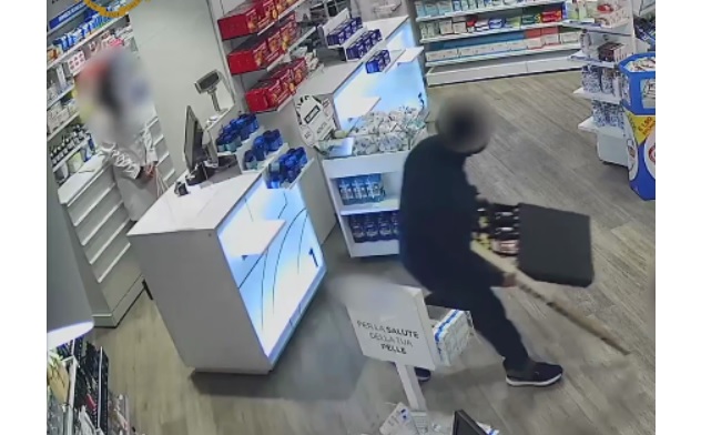Milano – Ladro imbranato: rapina farmacia, ma lascia ricetta col nome della moglie sul bancone. Arrestato