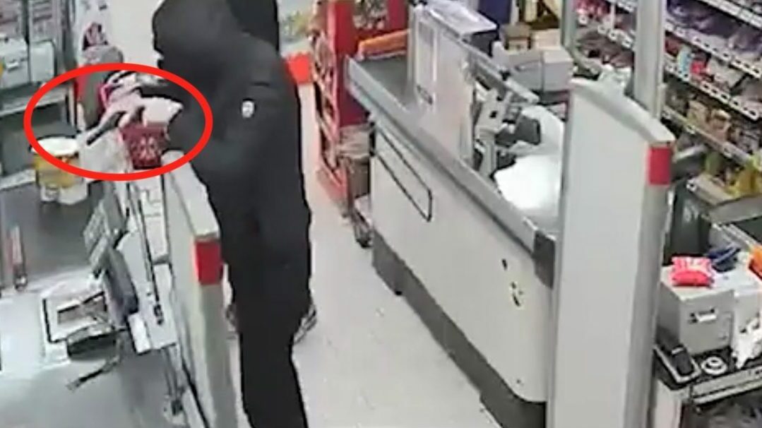 Milano- Rapina al Carrefour con pugno al vigilante: 30enne arrestato