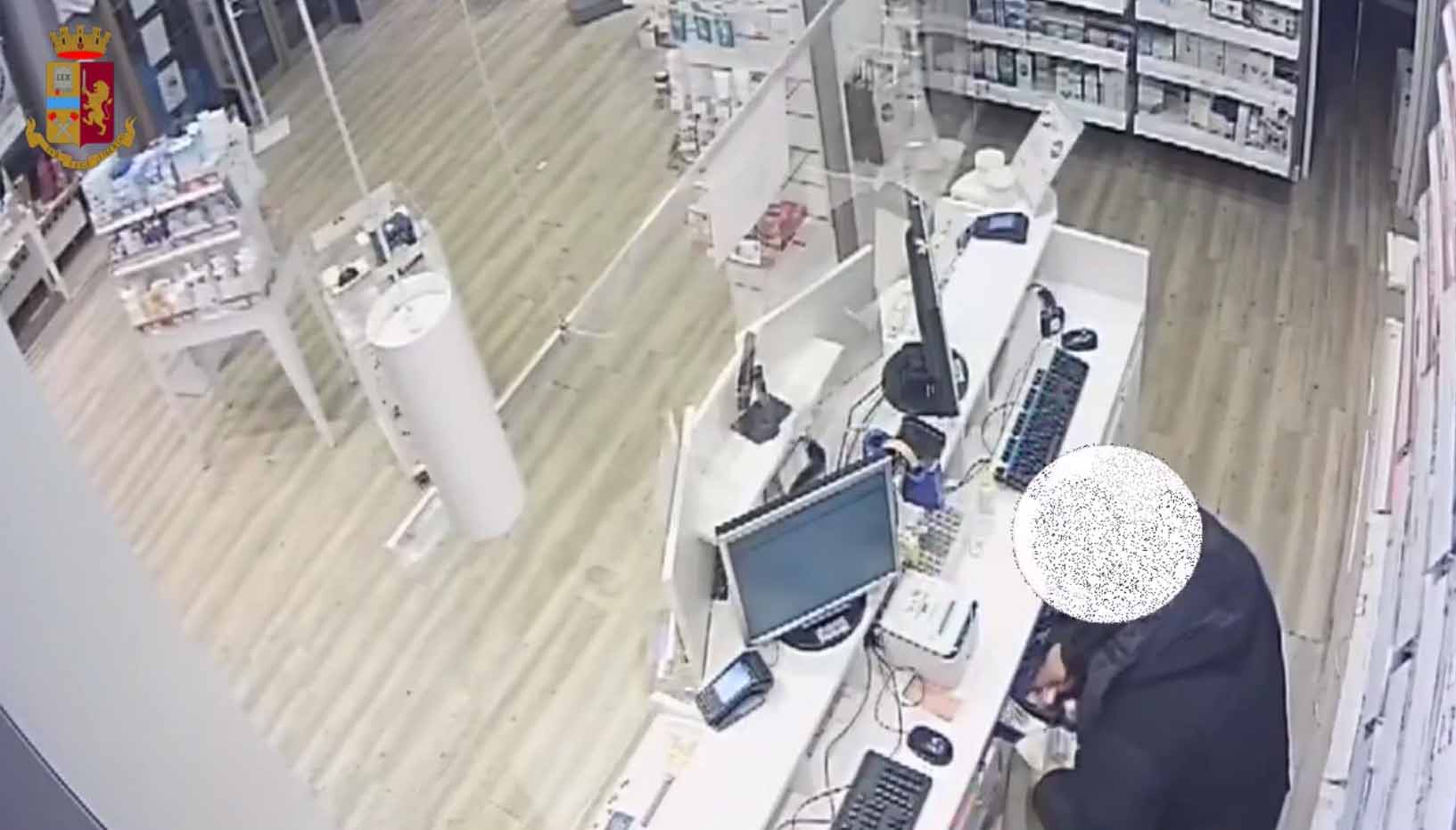 Milano – Rapina farmacia ma ha un’amara sorpresa: fuori c’è la polizia ad aspettarlo. Arrestato