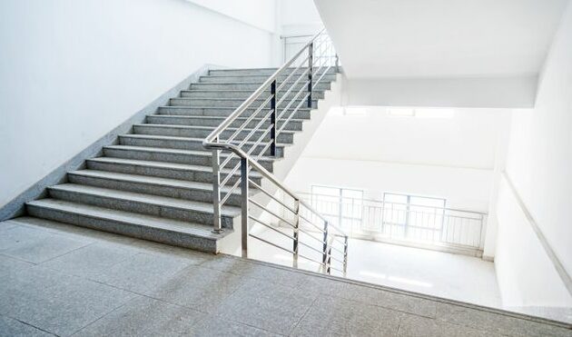 A 12 anni precipita dalla tromba delle scale a scuola, un volo di 4 metri: è gravissimo