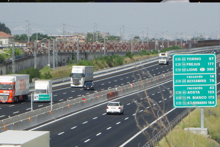 Autostrade: il limite di velocità potrebbe scendere a 100 km/h: “misura urgente”, ma gli automobilisti protestano