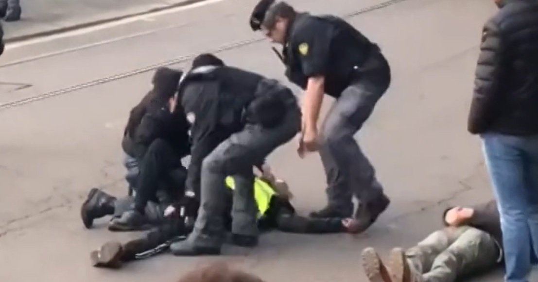 Milano – Ambientalisti bloccano il traffico in centro. Gli automobilisti li insultano, la Polizia li porta in Questura