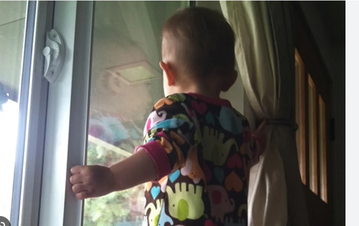 Milano – A 5 anni si sporge pericolosamente dalla finestra: “Faccio come Spider Man”. I passanti danno l’allarme, madre denunciata