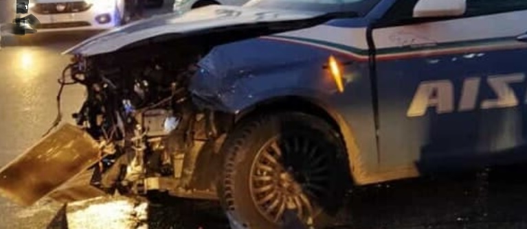 Milano – Brutto incidente fra volante della Polizia e un’auto. Ci sono feriti