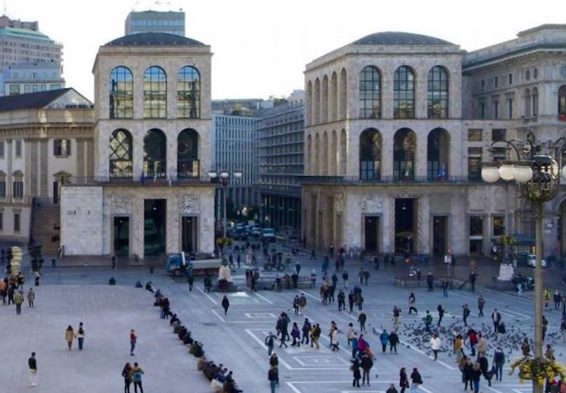 Milano – Una grande opera d’Arte di 700 mq in piazza del Duomo: oggi l’installazione
