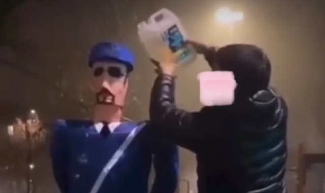 Milano – Bruciato in strada il manichino di un poliziotto. Salvini: “Incendiario sei un cretino”