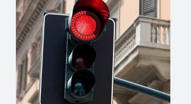 Pazzoide a Milano – Infastidito dal rumore dei semafori li prende a martellate. Ne ha spaccati 7: denunciato