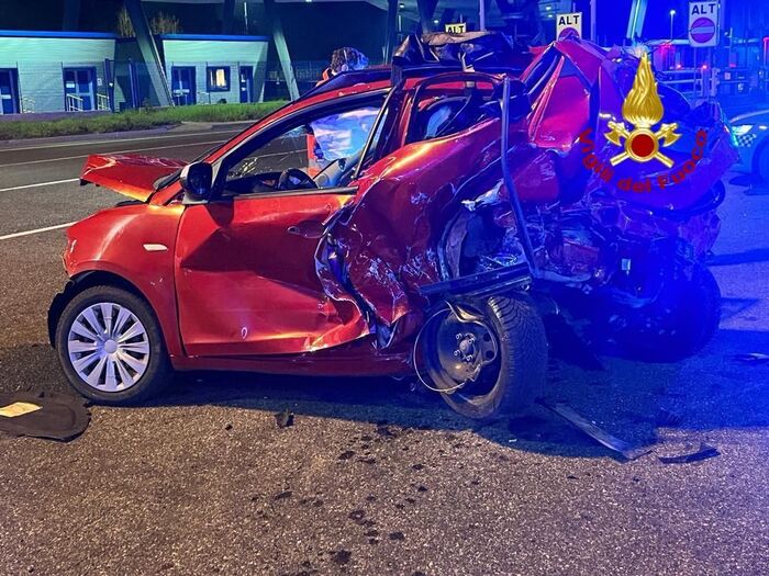 Tragedia sulla Milano- Torino: auto tamponate al casello: morte 2 donne