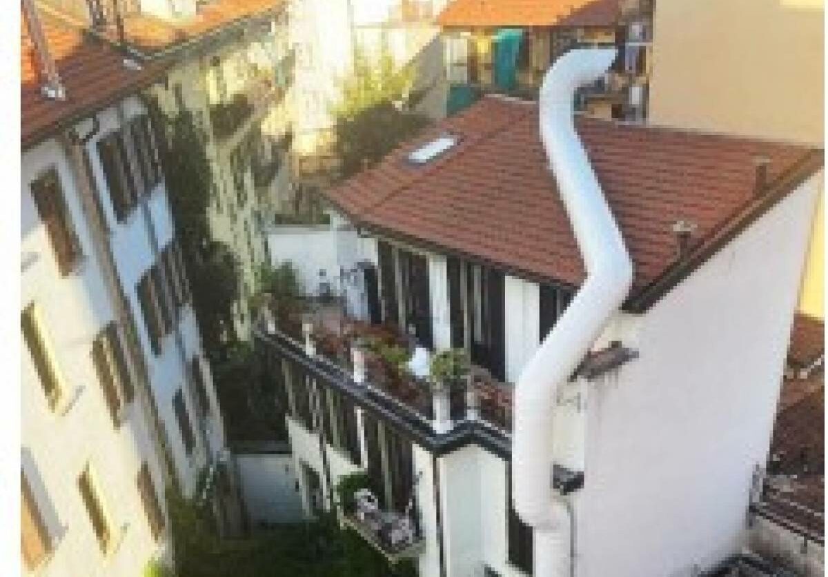 “Scempio in via Sarpi: da un anno orrore e puzza di pollo fritto!” – Residenti contro la canna fumaria del fast food